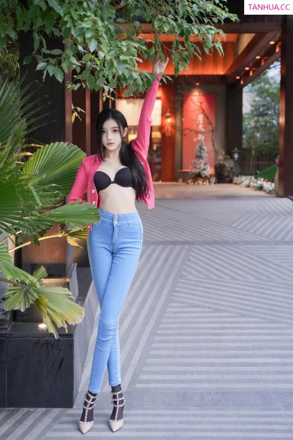   [XiuRen]高清写真图 2024.02.08 No.8091 龙雪儿 牛仔裤美臀第8张图片